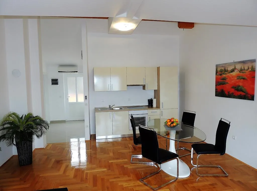 Apartment Cindy Lovran