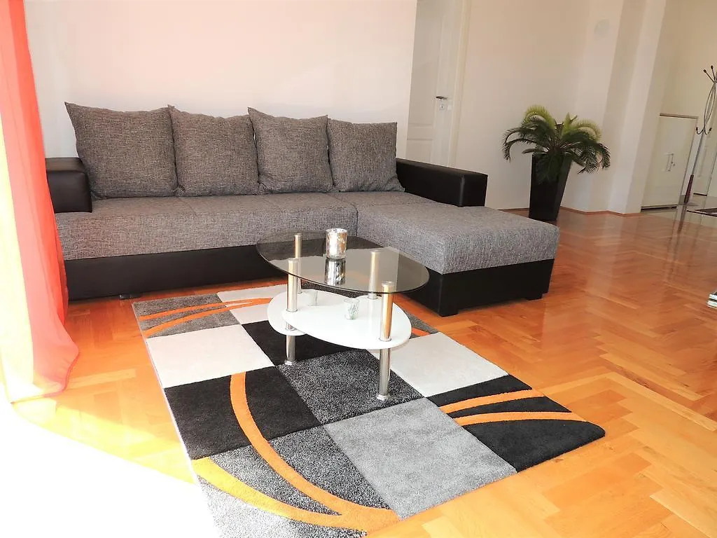 Apartment Cindy Lovran